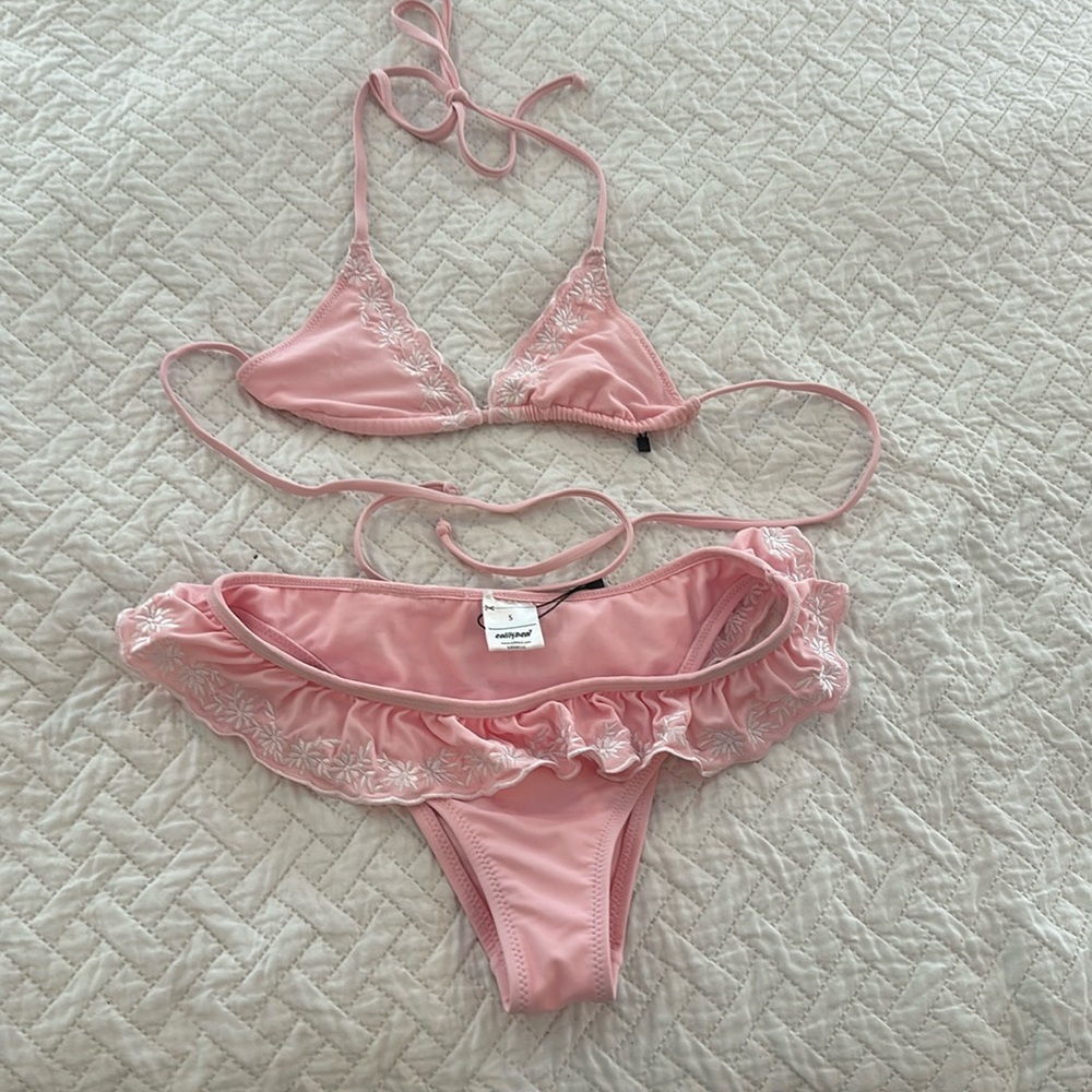 EDIKTED Frilly Triangle Bikini Pink Small. Never worn. Size small.
